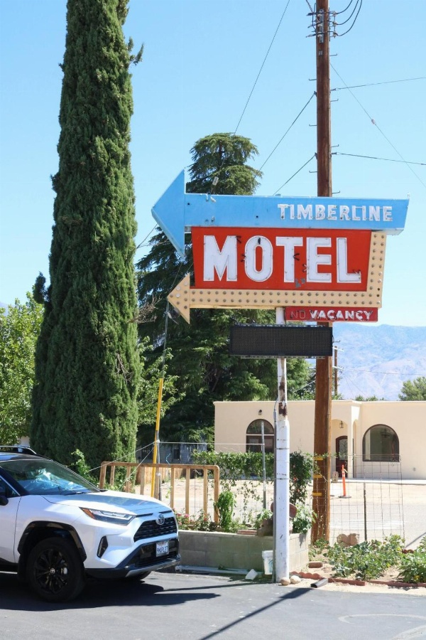 Timberline Motel image 1